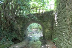 13.-Hatch-Green-footbridge-upstream-arch