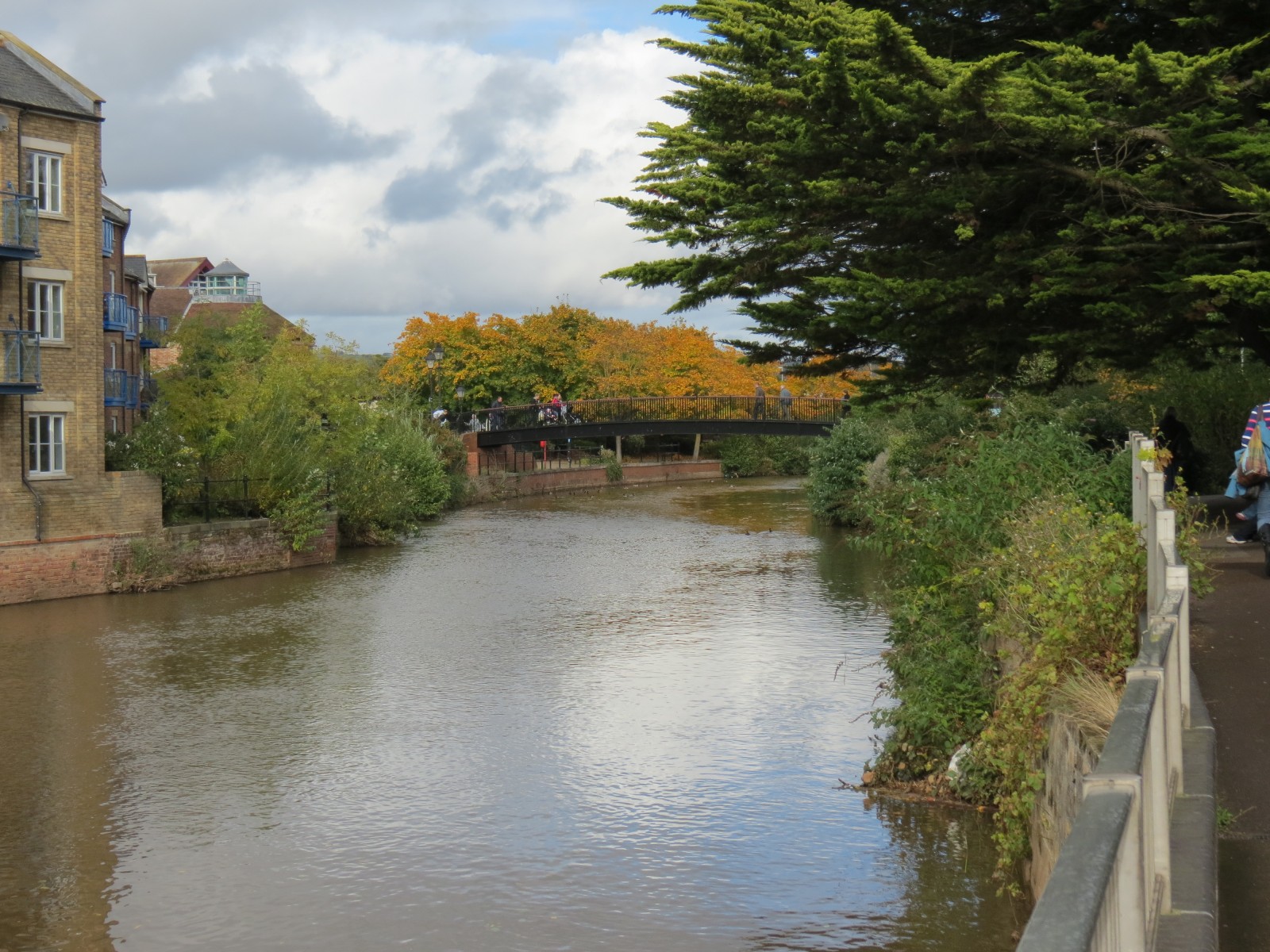 47.-Looking-downstream-to-Brewhouse-Theatre-footbridge
